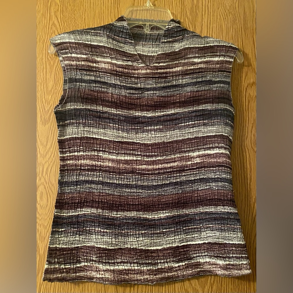 Ladies Sleeveless V Neck Top. Size Small